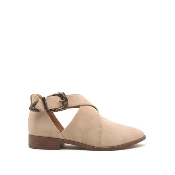 Buckled Cross-strap Flats! Size 6 - Picture 2 of 4